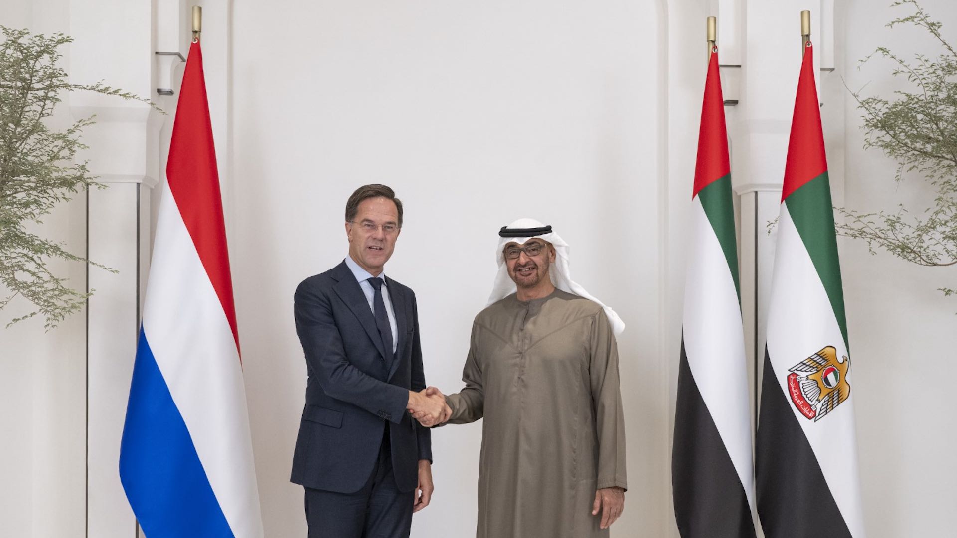 رئيس دولة الإمارات ورئيس وزراء هولندا يناقشان العلاقات المشتركة والمستجدات على الساحة الدولية