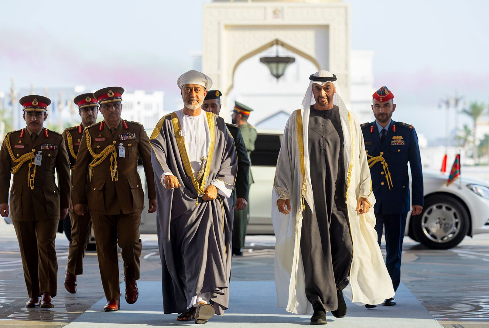رئيس دولة الإمارات يستقبل سلطان عمان في قصر الوطن